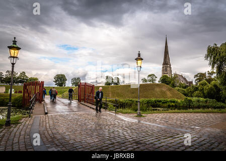 Kopenhagen, Dänemark - 10 August 2016. Man ist zu Fuß in Churchill Park in Kopenhagen, Dänemark, ein regnerischer Tag des Sommers Stockfoto