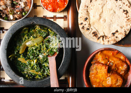 Saag Bhaji ist vegetarische Köstlichkeiten frisch gechopten Spinat gekocht mit Gewürzen und Zwiebeln. Stockfoto