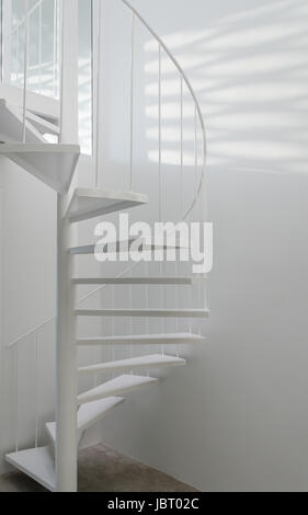 Weiße Wendeltreppe im modernen Zimmer Stockfoto