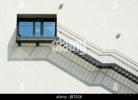 Metalltreppen als zeitgenössische architektonisches Element Stockfoto