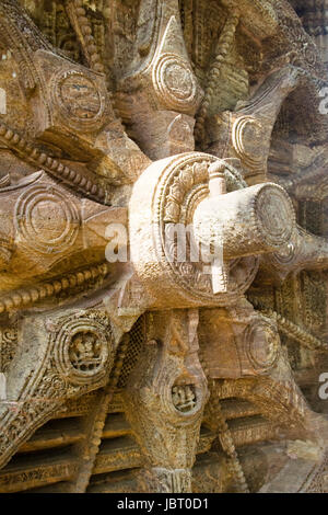 Nahaufnahme der Stein Rad Speichen, Achse und Keil pin bei Sonne-Bügel, Konark, Orissa, Indien, Asien Stockfoto