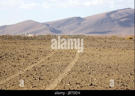 Flache Wüstenlandschaft mit Anti-Atlas-Gebirge im Hintergrund im Süden von Marokko Stockfoto