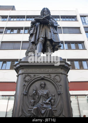 Das Leibniz-Denkmal Denkmal auf deutschen Philosophen Gottfried Wilhelm Leibniz steht auf dem Campus der Universität Leipzig Stockfoto