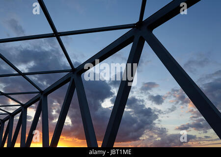 Die Steelframework der Gruenental-Brücke über den Nord-Ostsee-Kanal in der Nähe von Beldorf (Schleswig-Holstein, Deutschland) bei Sonnenuntergang aufgenommen. Stockfoto