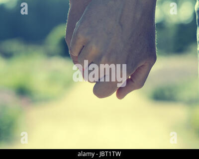 Mitte Alter paar Hand in Hand in einem Park Nahaufnahme Schuss Stockfoto