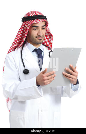 Arabische saudi Arzt lesen eine Anamnese isoliert auf weißem Hintergrund Stockfoto