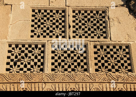 Fünf identische Fensterscheiben gemeißelt in Stein am Rukmini Tempel am Meeresstrand in Dwaraka, Gujarat, Indien, Asien Stockfoto