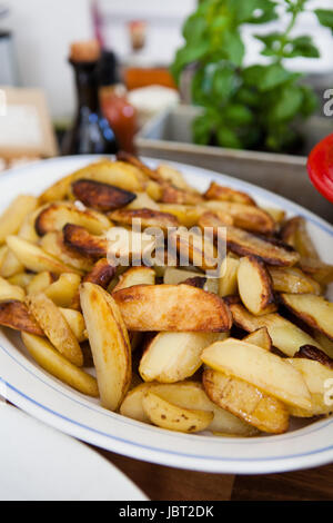 Nahaufnahme der Platte der Dicke Stil Pommes Frites auf Tisch bereit zum Servieren bei Dinner-party Stockfoto