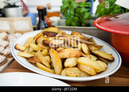 Nahaufnahme der Platte der Dicke Stil Pommes Frites auf Tisch bereit zum Servieren bei Dinner-party Stockfoto