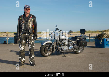 Harley Davidson Motorräder und Fahrer von einem Kai Stockfoto