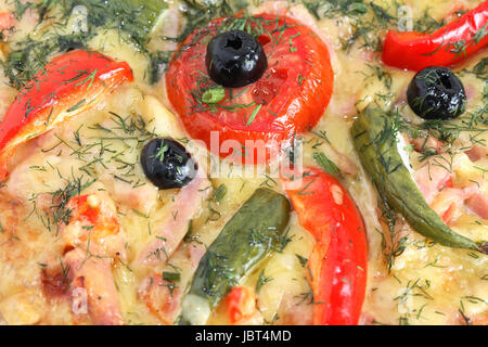 Nahaufnahme der frische Pizza mit schwarzen Oliven, Tomaten und anderen Zutaten Stockfoto