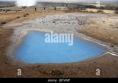 Blesi Thermalquelle mit Geysir im Hintergrund Stockfoto