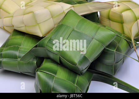 Ketupat, eine Art von Kloß aus Reis hergestellt, verpackt in einem rautenförmigen Container von gewebten Palm Leaf Beutel, üblicherweise in Indonesien & Malaysia. Stockfoto