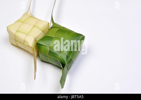 Ketupat, eine Art von Kloß aus Reis hergestellt, verpackt in einem rautenförmigen Container von gewebten Palm Leaf Beutel, üblicherweise in Indonesien & Malaysia. Stockfoto