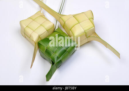 Ketupat, eine Art von Kloß aus Reis hergestellt, verpackt in einem rautenförmigen Container von gewebten Palm Leaf Beutel, üblicherweise in Indonesien & Malaysia. Stockfoto