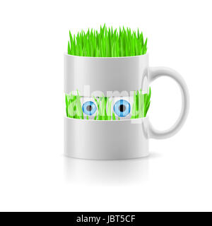 Weiße Tasse zweigeteilt mit Rasen und zwei Augen im Inneren. Stockfoto