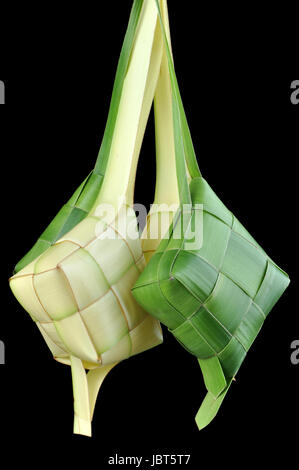 Ketupat, eine Art von Kloß aus Reis hergestellt, verpackt in einem rautenförmigen Container von gewebten Palm Leaf Beutel. gefunden Sie üblicherweise in Indonesien & Malaysia. Stockfoto