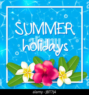 Tropischer Sommer-Rahmen mit roten Blüten und Blätter im blauen Wasser. Sommerferien Sie-Schriftzug. Stockfoto