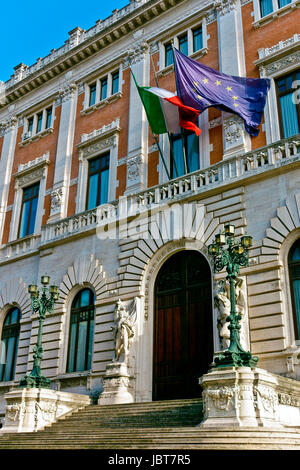 Palazzo Montecitorio. Der Abgeordnetenkammer der Italienischen Republik. Italienischen Parlament. Camera dei deputati. Flying europäischen, italienischen Flagge. Rom, Italien Stockfoto