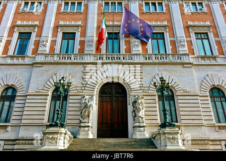 Palazzo Montecitorio. Der Abgeordnetenkammer der Italienischen Republik. Italienischen Parlament. Camera dei deputati. Flying europäischen, italienischen Flagge. Rom, Italien Stockfoto