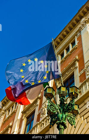 Palazzo Montecitorio. Der Abgeordnetenkammer der Italienischen Republik. Italienischen Parlament. Camera dei deputati. Flying europäischen, italienischen Flagge. Rom, Italien Stockfoto