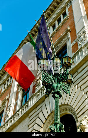 Palazzo Montecitorio. Der Abgeordnetenkammer der Italienischen Republik. Italienischen Parlament. Camera dei deputati. Flying europäischen, italienischen Flagge. Rom, Italien Stockfoto