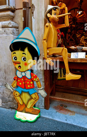 Pinocchio Marionetten Marionetten auf dem Display vor einem Geschäft. Handgefertigte Holzfiguren. Rom, Italien, Europa, Europäische Union, EU. Stockfoto