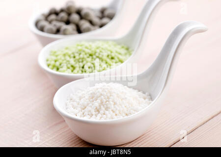 Tapioka-Perlen mit Kalk. weiße Blase Tee Zutaten Stockfoto