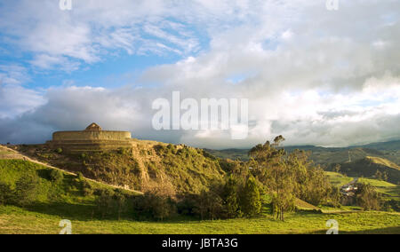 Ingapirca (Kichwa: Inkapirka, "Inca Mauer"), Stadt in der Provinz Cañar, Ecuador und den Namen des eine Inka archäologische Stätte etwas außerhalb der Stadt, es ist die größte bekannte Inka Ruinen in Ecuador. Das wichtigste Gebäude ist der Tempel der Sonne, ein elliptisch geformte Gebäude rund um einen großen Felsen gebaut. Das Gebäude ist in der Inka Weg ohne Mörtel errichtet. Stockfoto