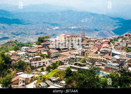 Zaruma - Stadt in den Anden, Ecuador. In der südlichen Provinz von El Oro (das bedeutet buchstäblich "das Gold") im westlichen Bereich der Anden gelegene ist Zaruma eine schöne Hügel Stadt mit steilen verdrehten Straßen, bemalte Holzhäuser und fabelhafte Aussicht auf die umliegende Landschaft Stockfoto