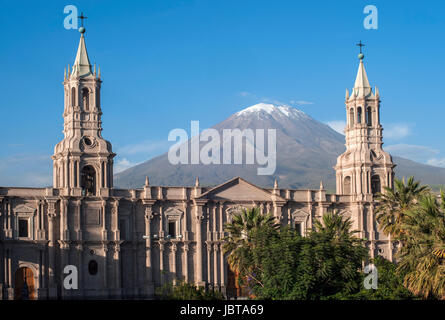 Vulkan El Misti mit Blick auf die Stadt Arequipa im Süden Perus. Arequipa ist die Hauptstadt der Region Arequipa im Süden Perus, es ist die zweitgrößte Stadt des Landes. Arequipa liegt in den Anden auf einer Höhe von 2.335 Meter (7.661 ft) über dem Meeresspiegel; die ehemaligen schneebedeckten Vulkans El Misti mit Blick auf die Stadt. Stockfoto