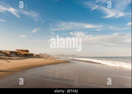 Mancora Peru, beliebte Nordstrand und Surfstadt Stockfoto