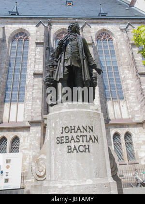 Das neue Bach-Denkmal Bedeutung neue Bach-Denkmal steht seit 1908 vor der Kirche St. Thomas-Kirche Johann Sebastian Bach begraben Stockfoto