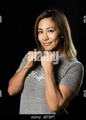 Porträt von Ringer und MMA-Kämpfer Miyuu Yamamoto bei Krazy Bee Turnhalle, Itoman Stadt, Okinawa, Japan Stockfoto