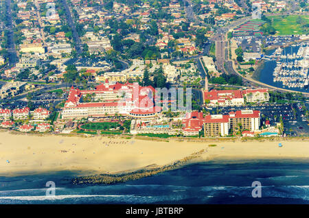 Luftaufnahme der Coronado Insel und in der Bucht von San Diego im südlichen Kalifornien, Vereinigte Staaten von Amerika. Ein Blick auf die Skyline der Stadt, den Pazifischen Ozean und das historische Hotel Del Coronado. Stockfoto