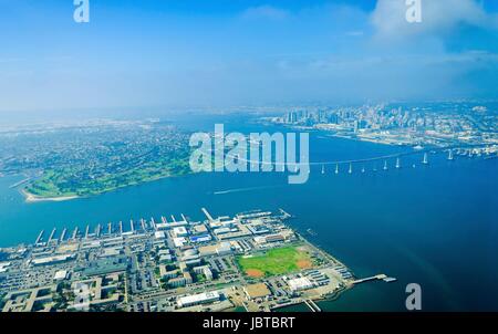 Luftaufnahme der Coronado Insel und Brücke in der Bucht von San Diego im südlichen Kalifornien, Vereinigte Staaten von Amerika. Ein Blick auf die Skyline der Stadt und einige Boote überqueren das Meer. Stockfoto