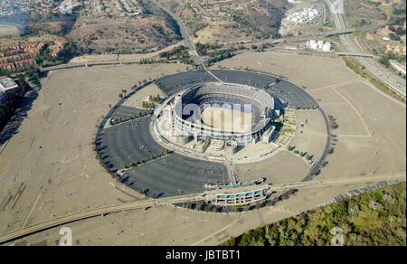 Luftaufnahme von Qualcomm Stadium, San Diego im südlichen Kalifornien, Vereinigte Staaten von Amerika und Trolley Linie. Ein Stadion für Konzerte, die super Bowl, Fußball, Baseball-Spiele und andere Sportarten verwendet. Stockfoto