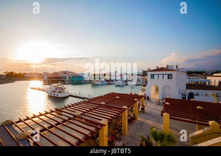 Den schönen Yachthafen in Stadt Limassol in Zypern. Ein sehr modern, high-End und neu entwickelten Bereich, wo Yachten ankern und es ist perfekt für eine Waterfront, promenade. Ein Blick auf das Gewerbegebiet bei Sonnenuntergang. Stockfoto