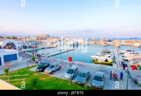 Den schönen Yachthafen in Stadt Limassol in Zypern. Ein sehr modern, high-End und neu entwickelten Bereich, wo Yachten ankern und es ist perfekt für eine Waterfront, promenade. Eine Perle des Mittelmeers. Stockfoto