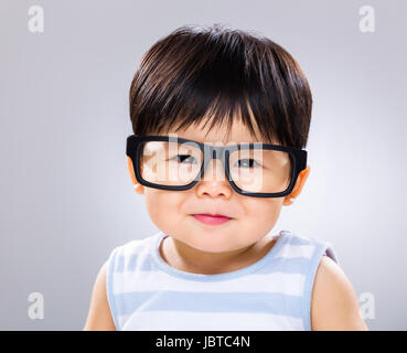 Baby Junge mit Brille Stockfoto