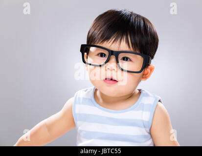 Entzückende Baby junge mit Brille Stockfoto