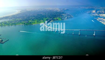 Luftaufnahme der Coronado Insel und Brücke in der Bucht von San Diego im südlichen Kalifornien, Vereinigte Staaten von Amerika. Ein Blick auf die Skyline der Stadt und einige Boote überqueren das Meer. Stockfoto