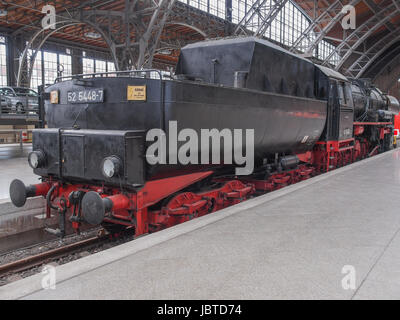 LEIPZIG, Deutschland - 12. Juni 2014: Klasse 52 Dampf Lok 52 5448-7 der Deutschen Reichsbahn am Bahnhof Leipzig Hbf Stockfoto