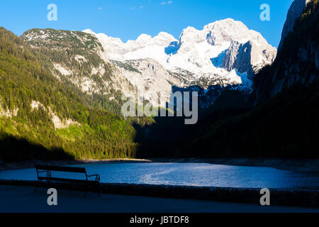 Blick auf den Dachstein aus Bergbauernmuseum Gosausee See, Oberösterreich-Steiermark, Österreich Stockfoto