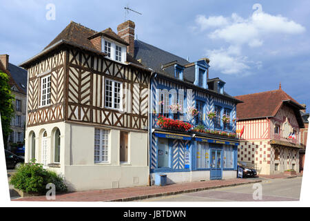 Frankreich, Calvados (14), Beaumont-En-Auge, Maisons du Village / / Frankreich, Calvados, Beaumont En Auge, Häuser im Dorf Stockfoto