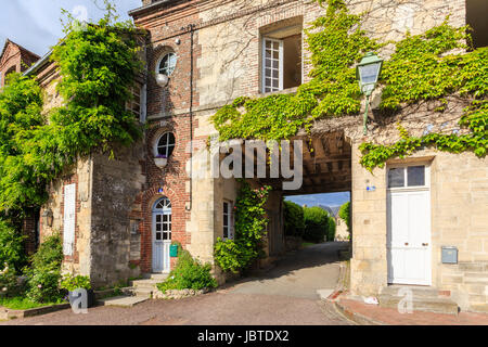 Frankreich, Calvados (14), Beaumont-En-Auge, Maison et Rue du Village / / Frankreich, Calvados, Beaumont-En Auge, Haus und Straße im Dorf Stockfoto