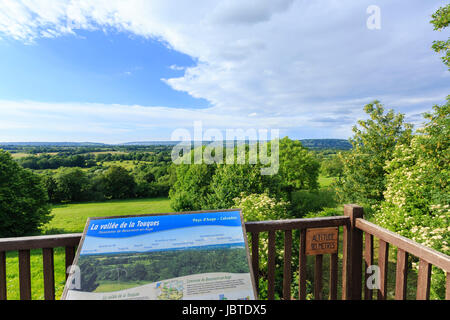Frankreich, Calvados (14), Beaumont-En-Auge, Panorama Sur la Vallée De La Touques Depuis la place de Verdun / / Frankreich, Calvados, Beaumont En Auge, Blick Ov Stockfoto