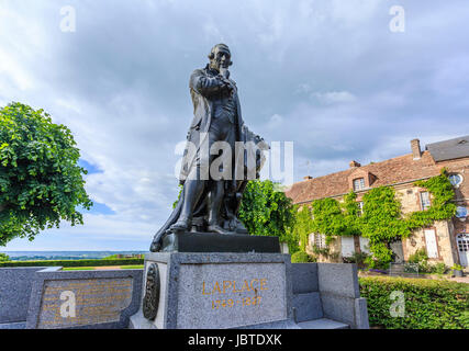 Frankreich, Calvados (14), Beaumont-En-Auge, Statue de Pierre-Simon de Laplace / / Frankreich, Calvados, Beaumont En Auge, Statue von Laplace Stockfoto