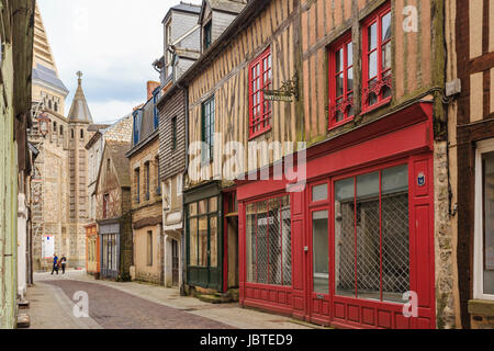 Frankreich, Orne (61), Domfront, rue De La Ville haute et Église Saint-Julien / / Frankreich, Orne, Domfront, Straße der Oberstadt und der Kirche Saint-Julien Stockfoto