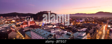 Aeirial Panoramablick auf romantischen mittelalterlichen Ljubljana Stadtzentrum entfernt, der Hauptstadt Sloweniens, eingerichtet für die Weihnachtsferien. Ljubljana, Slowenien, Europa. Stockfoto